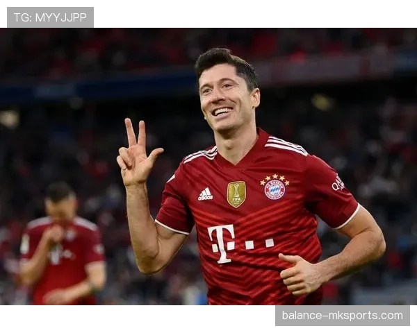 莱万凌晨四点喝蛋白粉的样子，像极了我熬夜吃宵夜