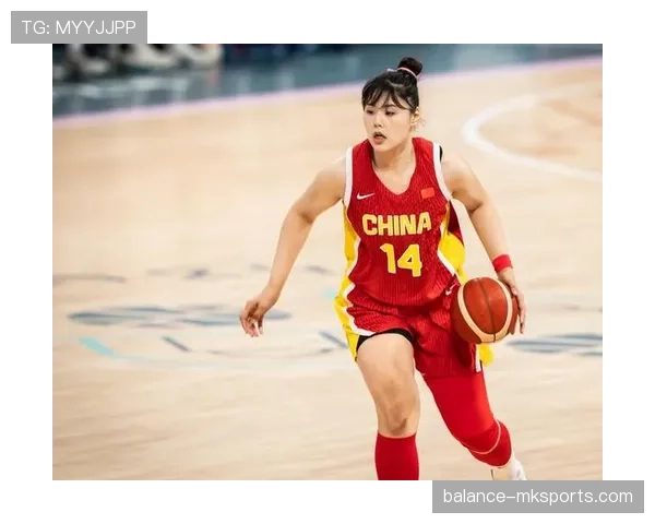 刷到李月汝日常照，我还在数月底账单，她随手把名牌当路人